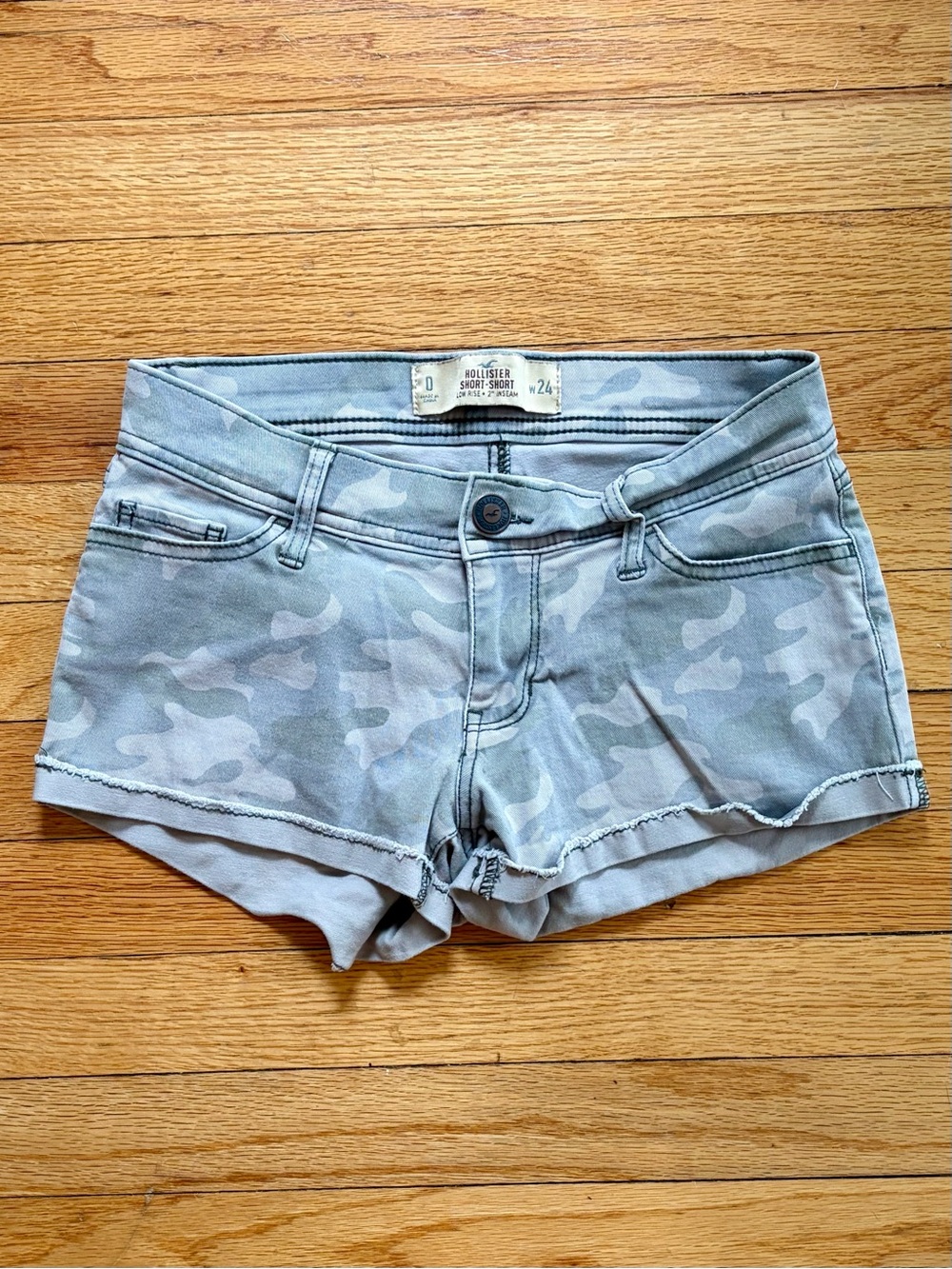 Hollister Women’s Light Gray Camo Shorts